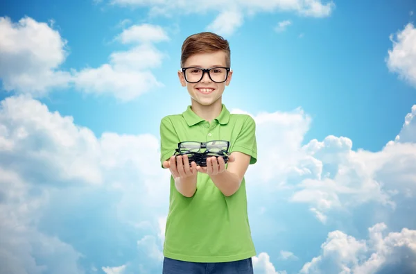 Happy boy in green polo t-shirt holding eyeglasses — Φωτογραφία Αρχείου