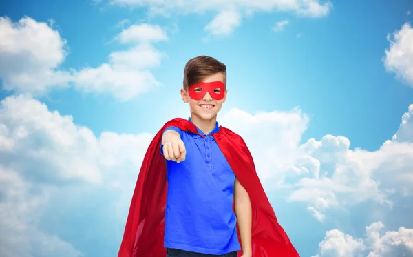 Heureux garçon en rouge super-héros cape et masque — Photo