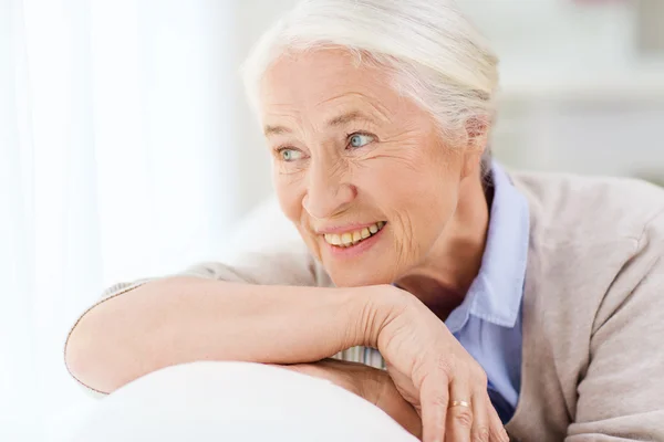 Щаслива старша жінка обличчя вдома — стокове фото