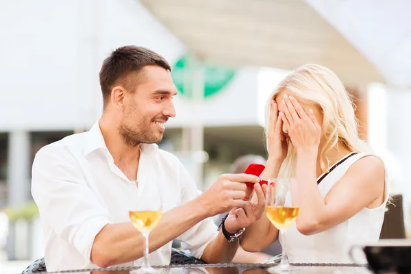 Feliz pareja con anillo de compromiso y vino en la cafetería — Foto de Stock