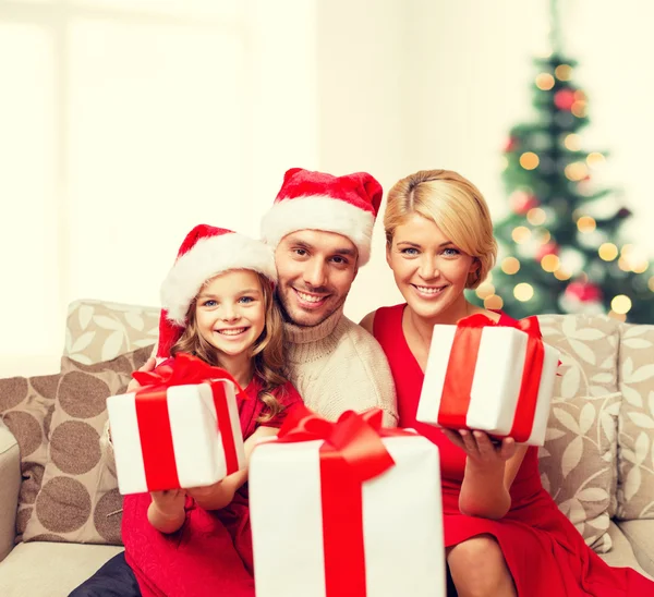 Famiglia sorridente che dà molte scatole regalo — Foto Stock