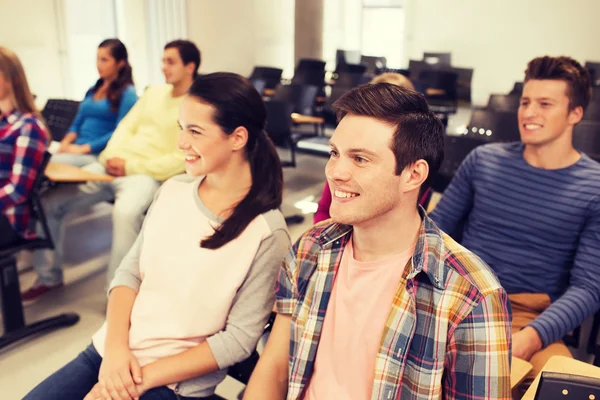 Grupo de estudiantes sonrientes en la sala de conferencias — Foto de Stock