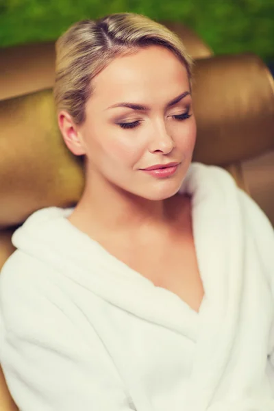 Крупным планом женщина, сидящая в банном халате на спа — стоковое фото