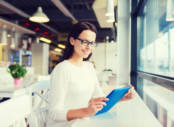 Mujer sonriente con la tableta PC en la cafetería —  Fotos de Stock