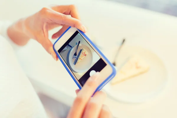 Manos de mujer con teléfono inteligente tomando foto de alimentos — Foto de Stock