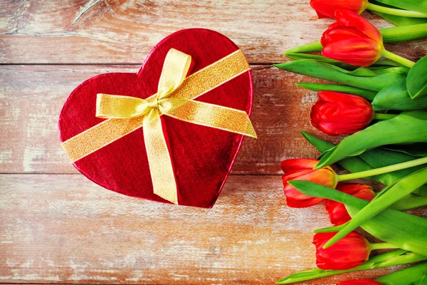 Czerwone tulipany i czekoladowe pudełko z bliska — Zdjęcie stockowe