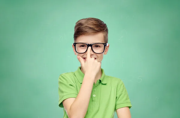 Niño de escuela feliz en camiseta verde y gafas graduadas — Foto de Stock