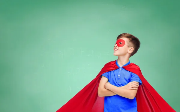Çocuk kırmızı süper kahraman pelerin ve maske — Stok fotoğraf