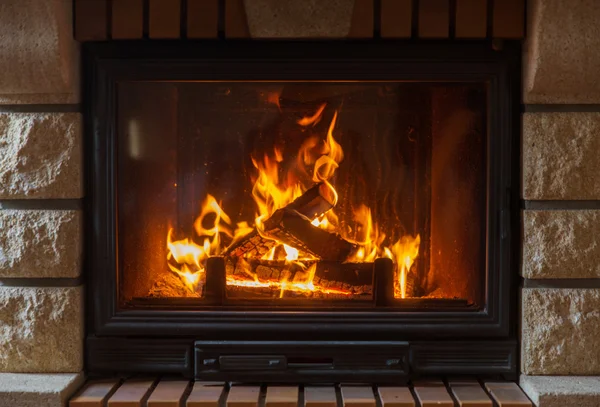 Blisko płonącego kominka w domu — Zdjęcie stockowe