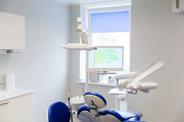 Consultório de clínica odontológica com equipamentos médicos — Fotografia de Stock