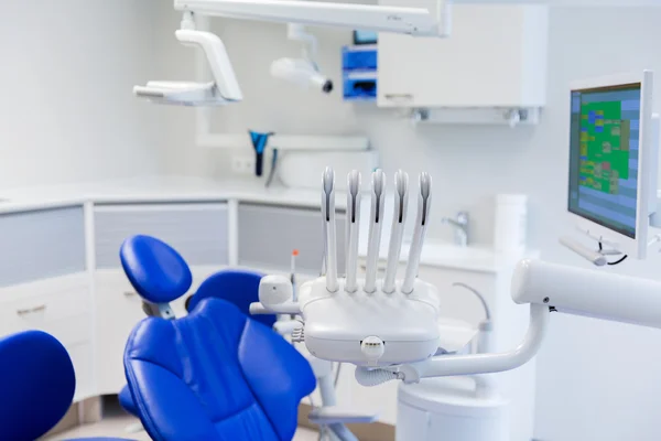Οδοντιατρική κλινική γραφείο με ιατρικά μηχανήματα — Φωτογραφία Αρχείου
