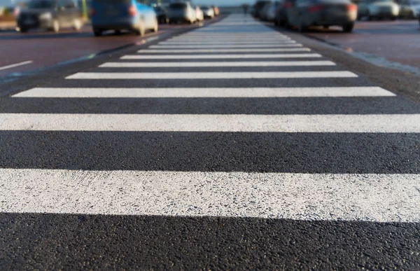 Close up van voetgangers crosswalk op stad parkeren — Stockfoto