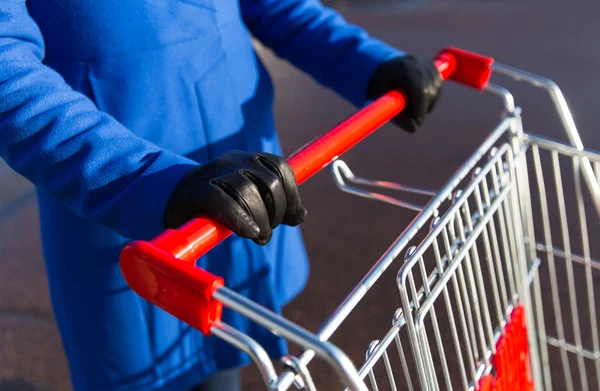 Närbild på kvinna med kundvagn på gatan — Stockfoto