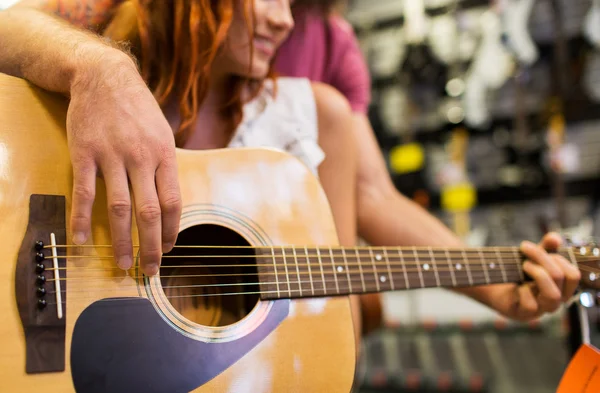 Primer plano de músicos con guitarra en tienda de música — Foto de Stock