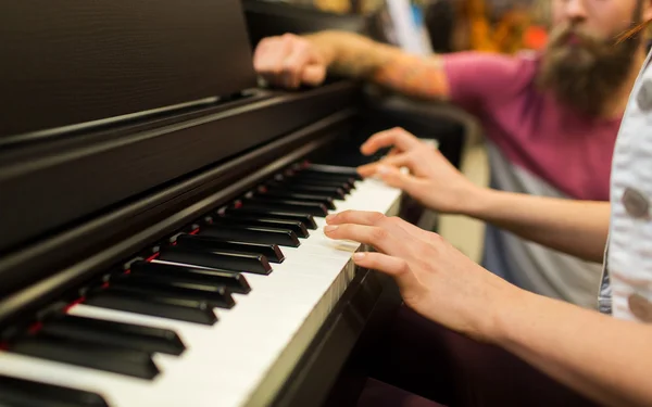 Primer plano de las manos de mujer tocando el piano — Foto de Stock