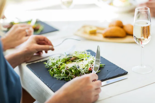Primer plano de la mujer comiendo ensalada en el restaurante — Foto de Stock