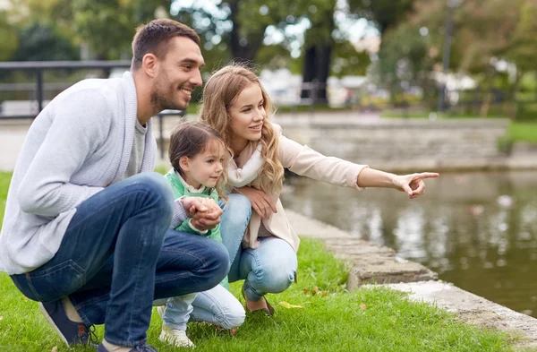 Mutlu aile yaz parkında yürüyor. — Stok fotoğraf