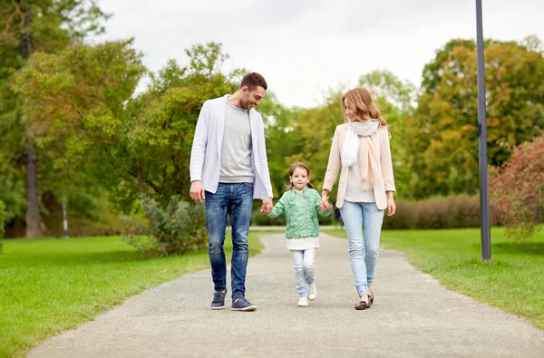 Gelukkig familie wandelen in zomerpark Stockfoto