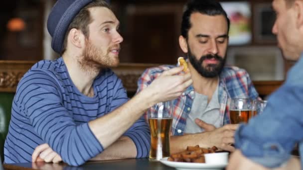 Happy manliga vänner dricka öl på baren eller pub — Stockvideo