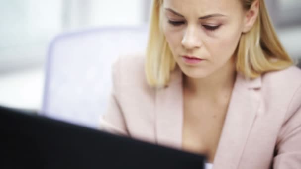 Femme d'affaires stressée avec ordinateur au bureau — Video