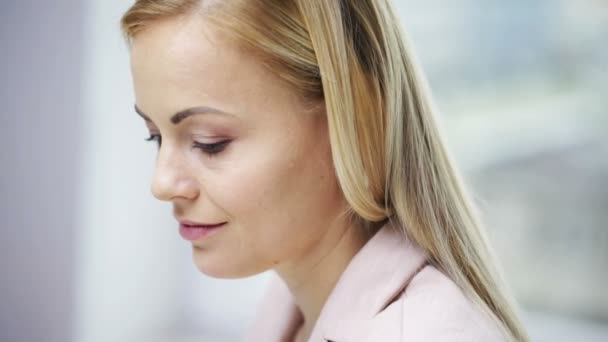 Lachende vrouw gezicht opgeroepen smartphone — Stockvideo