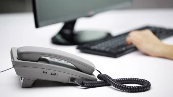 Mulher mão número de discagem no telefone no escritório — Vídeo de Stock