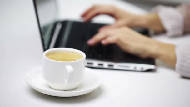 Деловая женщина с ноутбуком и кофе в офисе — стоковое видео
