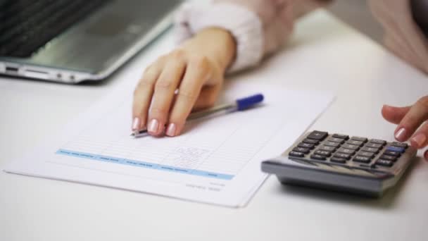 Empresária com laptop, calculadora e papéis — Vídeo de Stock