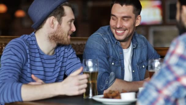 幸せの男性の友人でビールを飲みながらバーやパブ — ストック動画