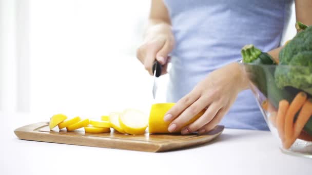 Sorridente giovane donna che taglia zucca a casa — Video Stock