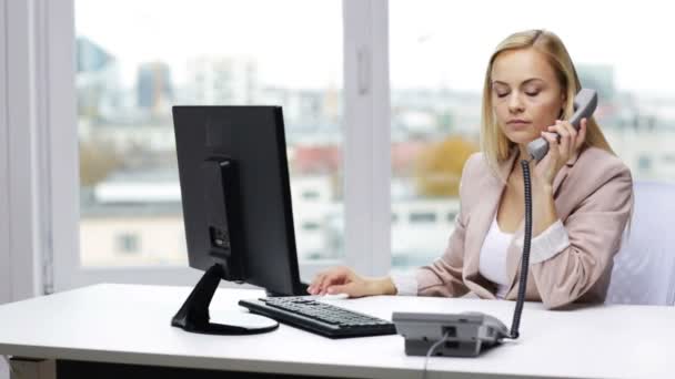 Mujer de negocios sonriente con computadora y teléfono — Vídeo de stock