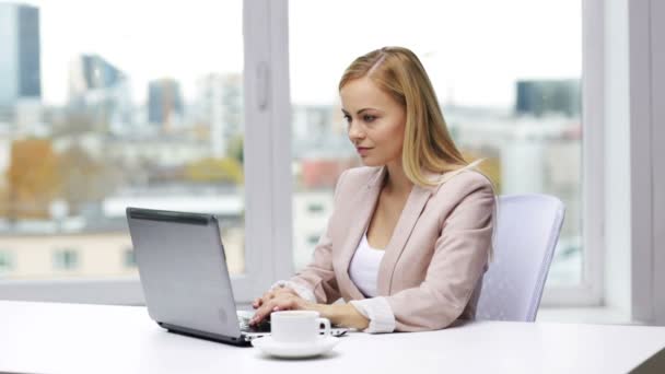 Empresária com laptop e café no escritório — Vídeo de Stock