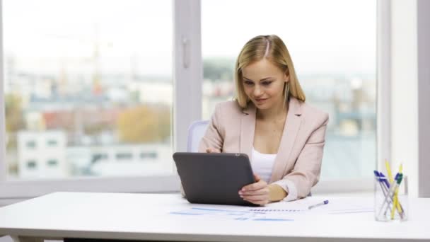 Donna d'affari sorridente o studente con tablet pc — Video Stock