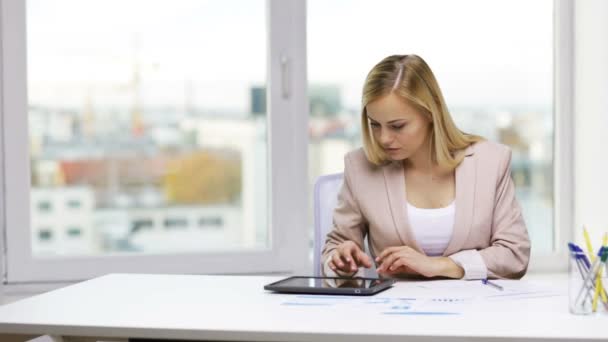 Businesswoman or student with tablet pc — Stock Video