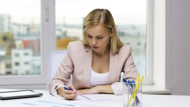 Femme d'affaires ou étudiant avec des papiers tablette pc — Video