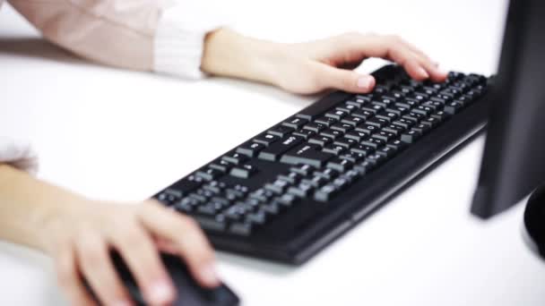 Mujer manos escribiendo en el teclado de la computadora en la oficina — Vídeos de Stock