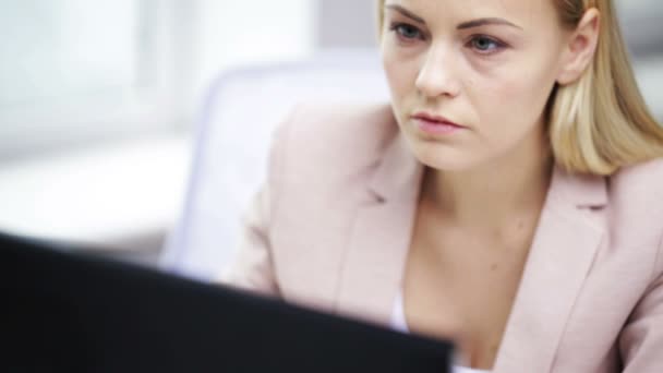 Mulher de negócios estressada com computador no escritório — Vídeo de Stock