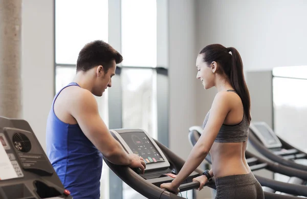 Spor salonunda treadmill eğitmen ile mutlu kadın — Stok fotoğraf