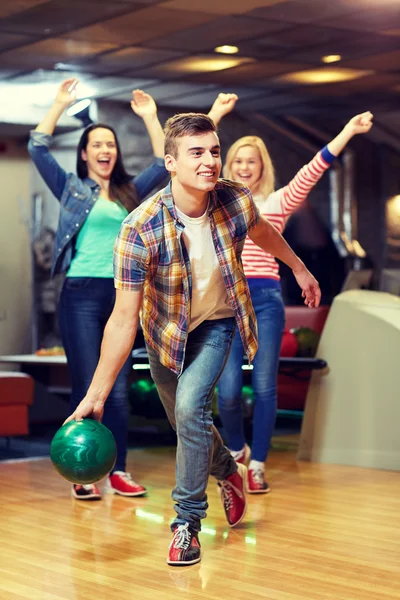 Gelukkig jonge man foute bal in bowlingclub — Stockfoto