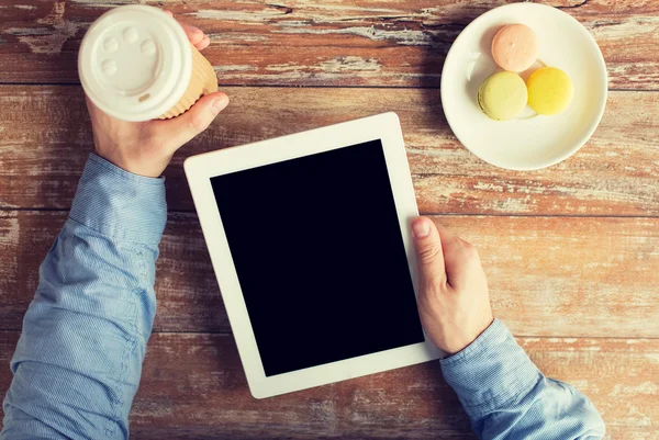 Close up of male hands with tablet pc and coffee — Stock Photo, Image