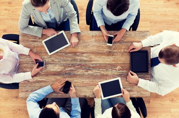 Equipo de negocios con teléfonos inteligentes y tableta PC —  Fotos de Stock