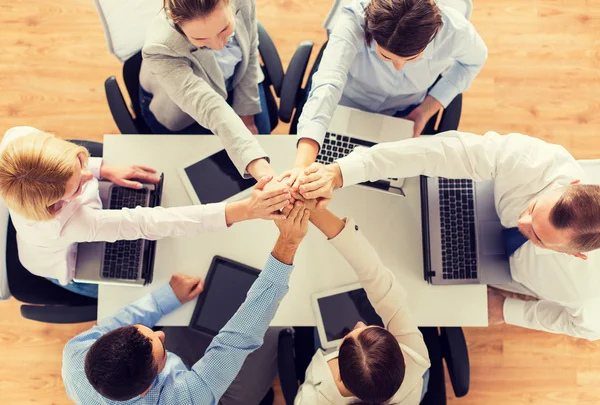 Nahaufnahme des Business-Teams mit den Händen an der Spitze — Stockfoto