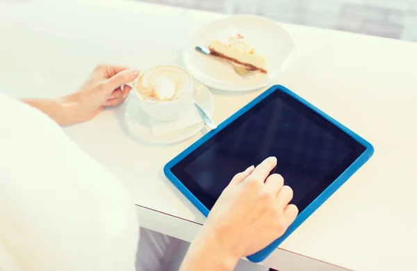 Close up of woman with tablet pc drinking coffee — Stock Photo, Image