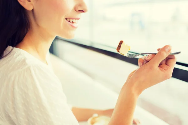 Close up of woman eating cake at cafe or home — Stock Photo, Image