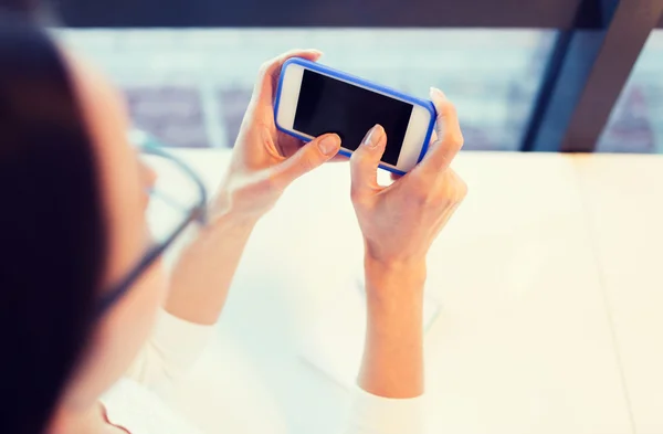 Nahaufnahme einer Frau mit Smartphone im Büro — Stockfoto