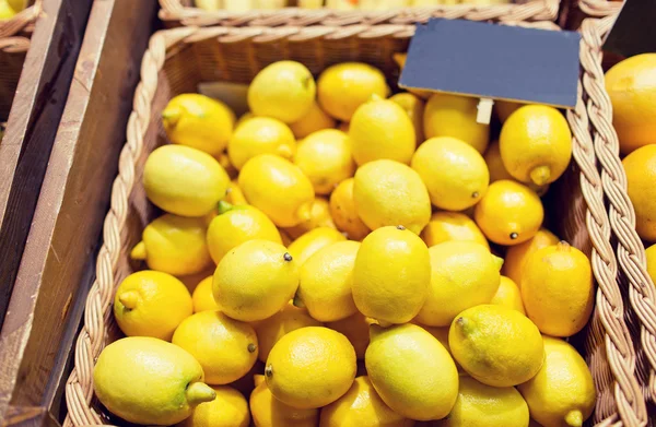 Спелые лимоны на продовольственном рынке — стоковое фото
