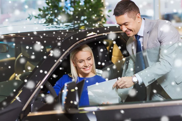 Mujer feliz con concesionario de coches en auto show o salón — Foto de Stock