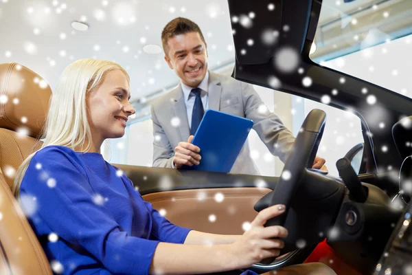 Glad kvinna med Bilhandlare i auto visa eller salong — Stockfoto