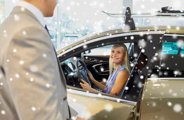 Mujer feliz con concesionario de coches en auto show o salón —  Fotos de Stock