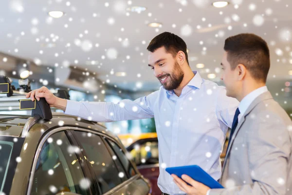 Homem feliz com negociante de carro em auto show ou salão de beleza — Fotografia de Stock